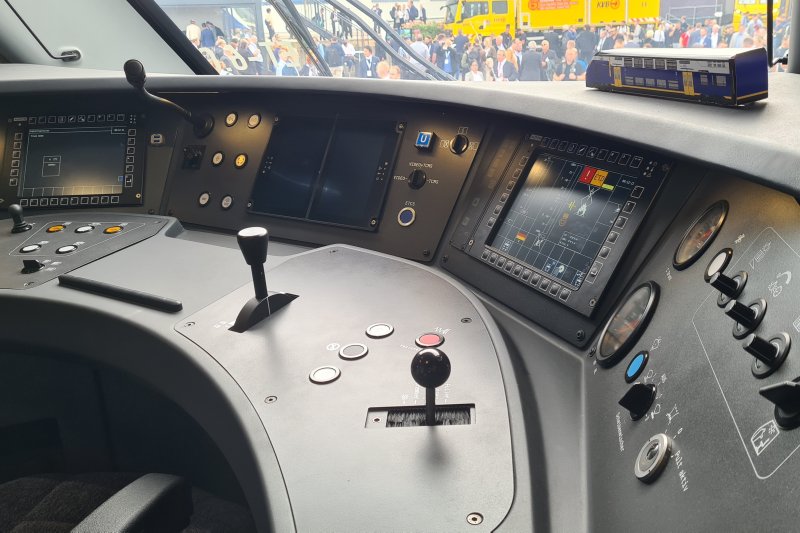 De werkplek van de machinist. Net als de ICNG van NS is deze erg herkenbaar door de ergonomie. (Rechten: Treinenweb.nl)