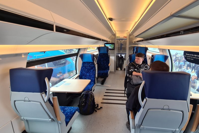 De eerste klas is voorzien van veel ruimte voor reizigers. (Rechten: Treinenweb.nl)