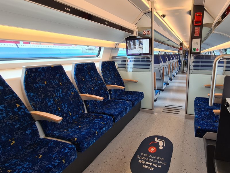 De passagiersruimte boven het balkon. Hier is een ruimte gerealiseerd met stoelen die in een rij naast elkaar staan. (Rechten: Treinenweb.nl)