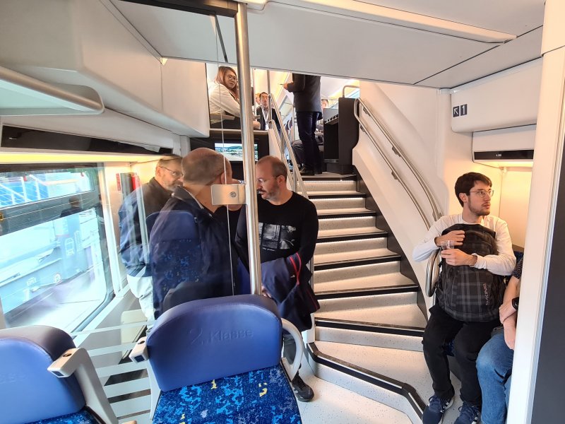 De trap in het koprijtuig naar de bovenste verdieping. Hier zit een tussenverdieping tussen met de deur naar de machinistcabine en een paar stoelen voor reizigers. (Rechten: Treinenweb.nl)