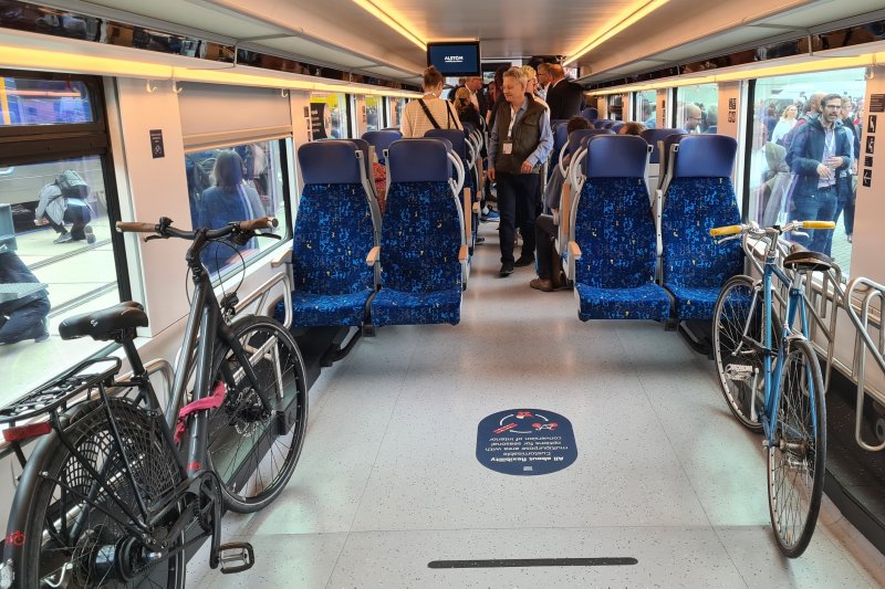De tweede klas biedt ook goed comfort aan passagiers. Ook is de trein voorzien van multifunctionele ruimtes voor het vervoer van fietsen, rolstoelen en dergelijke. (Rechten: Treinenweb.nl)