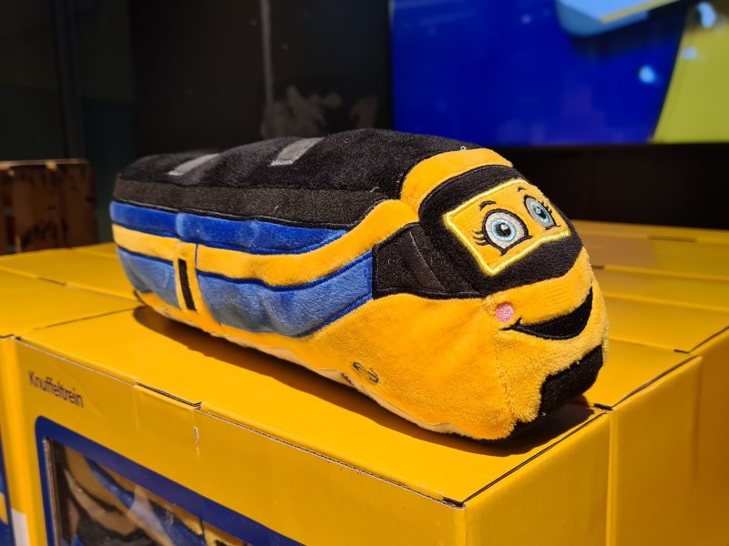 Een van de iconische fan-producten van NS is de pluche knuffeltrein. (Foto: Treinenweb)