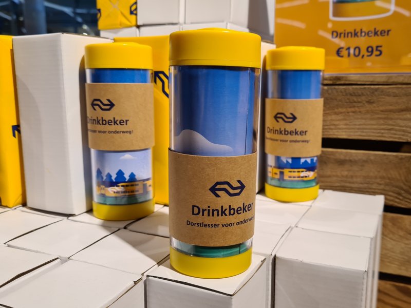 Ook zijn er diverse soorten drinkbekers te koop. (Foto: Treinenweb.nl)