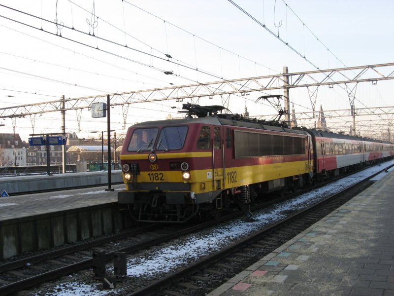 De Belgische HLE 11.8-locomotief 1182 bij binnenkomst te Amsterdam. (Foto: Treinenweb.nl)