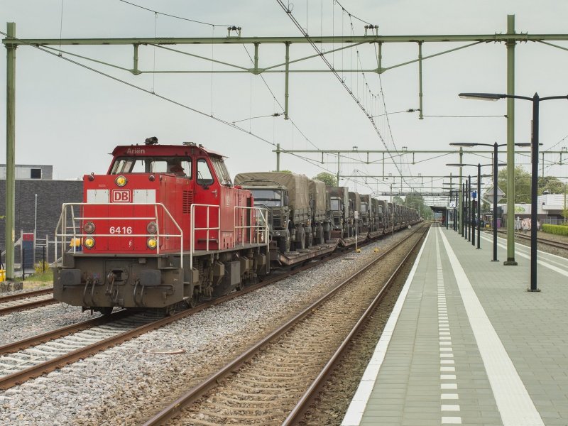 Reizigerstreinen kunnen vanaf volgend jaar vertraging oplopen als militaire transporten op het spoor 'er tussendoor moeten'. (Foto: J. Bakker)