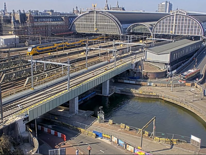 Het station van Amsterdam Centraal gaat een nieuwe bouwfase in waarbij de tweede spoorbrug van rechts in het komende anderhalfjaar wordt vervangen, en de sporen herlegd worden. (Foto: ProRail webcam)