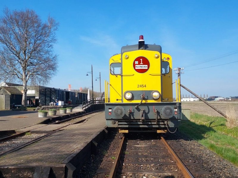Een grote milieusticker op de 2454 locomotief. (Rechten: Stichting 2454 CREW)