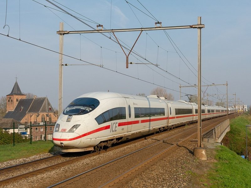 Stellen 4680 en 4601 ter hoogte van Westervoort, en is onderweg van Amsterdam Centraal naar Basel SBB. (Foto: Rob Dammers)