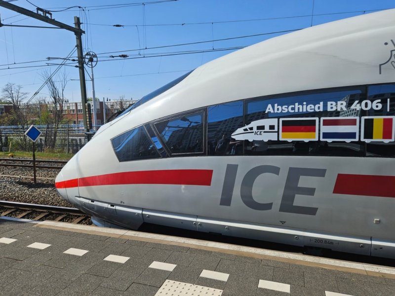 De afscheidstrein was voorzien van speciale bestickering waar op te zien was waar deze trein gereden heeft. (Rechten: Ricardo Odogasso)