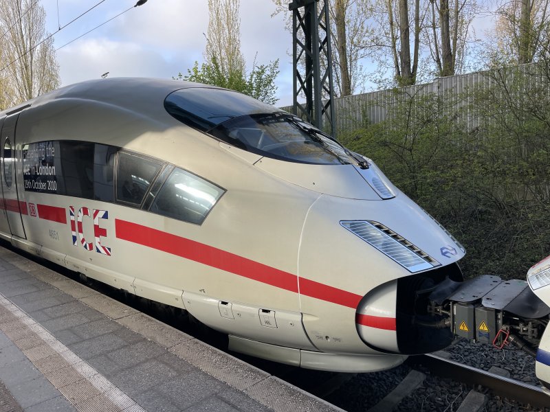 Treinstel 4651 was voorzien van bestickering vanwege de proef om op 19 oktober 2010 Engeland bereikbaar te maken met de ICE3m. Helaas is er geen directe verbinding van gekomen. (Rechten: Chiel Meiberg)