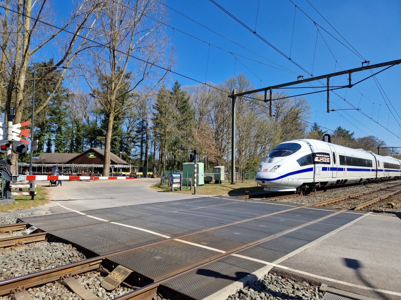 Bij Assel werd de ICE-combinatie door Chris gespot bij een overweg. (Rechten: Chris Smit Duijzentkunst)