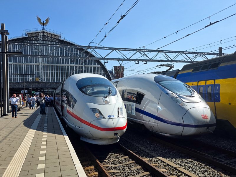 De ICE3m afscheidstrein staat op Amsterdam Centraal gebroederlijk naast de opvolger ICE3neo. (Rechten: Roel Hemkes)