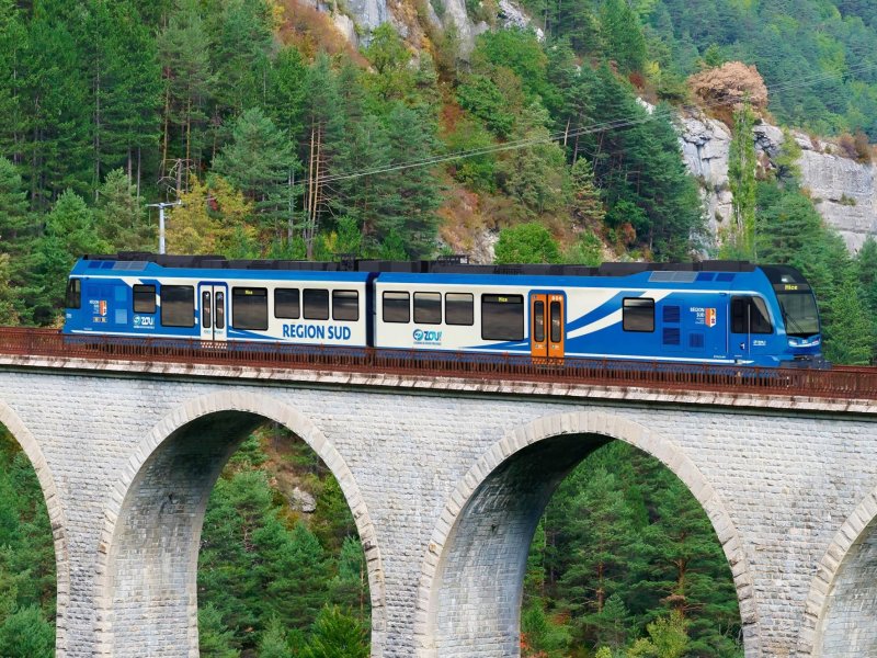 Een render van de nieuwe smalspoortreinen die vanaf 2028 in Frankrijk zullen rijden. 