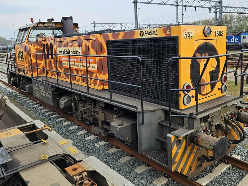 De vrolijk bestickerde HaSeL locomotief van HSL Netherlands. (Foto: HSL Netherlands)