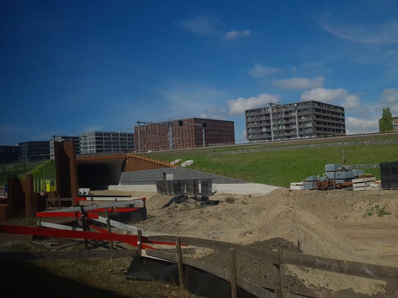 De nieuw aangelegde fly-over op de Dijksgracht. Het bovenste spoor is pas geleden in dienst gekomen. (Foto: Treinenweb)