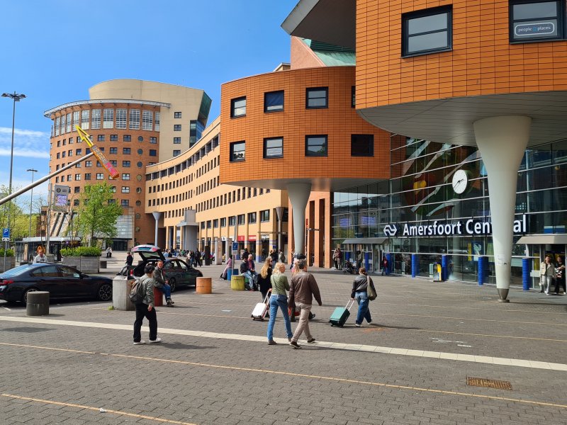 Het stationsplein van Amersfoort krijgt een ruimere fietsenstalling. (Foto: A. Claij)