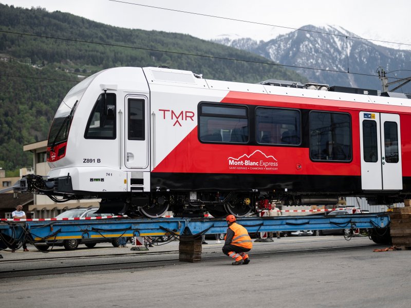 Het transport van de nieuwe smalspoortrein voor TMR. (Foto: TMR/Studio54)