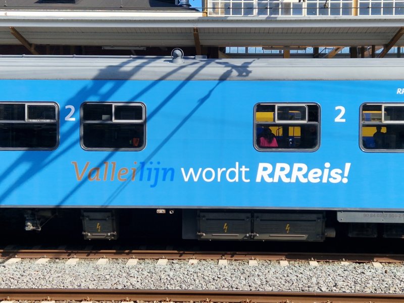 De trein is voorzien van de blauwe kleurstelling dat bij de Valleilijn hoort. (Foto: Treinenweb)