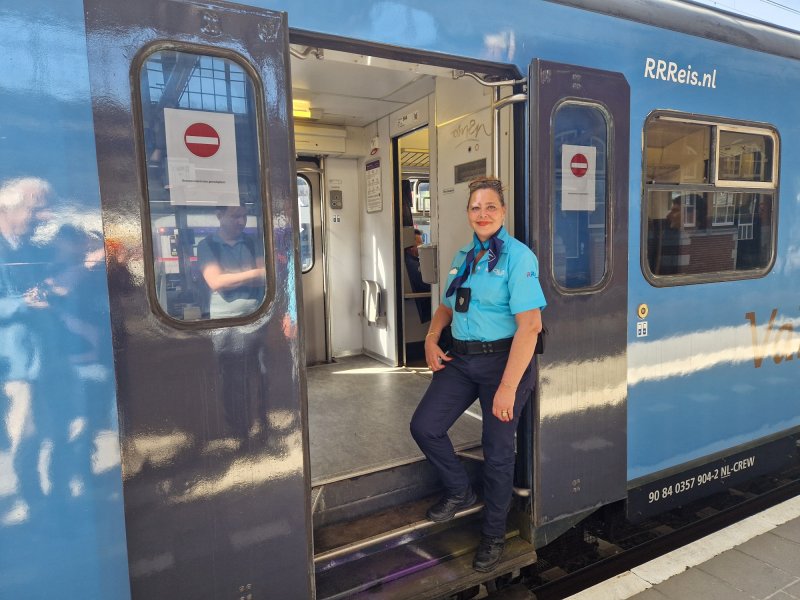 Een gastvrouw van Keolis verwelkomt de reizigers. (Foto: Treinenweb)