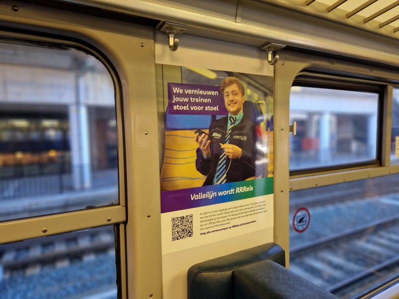De trein is voorzien van informatieborden van de formule RRReis. (Foto: Treinenweb)