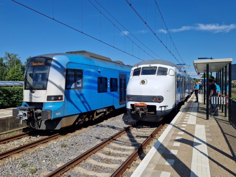 De Protos-trein en de Mat'64 trein naast elkaar op station Barneveld Centrum. De Protos treinstellen zullen de komende twee jaar een opfrisbeurt krijgen. (Foto: Treinenweb)