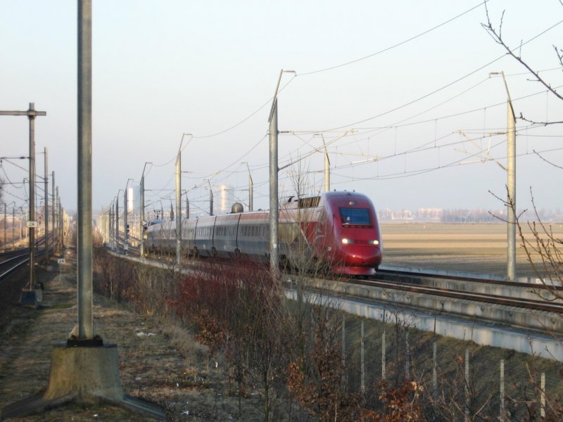 Een passerende Eurostar op de HSL bij Nieuw Vennep. Door de slechte staat van het spoor moet ook deze hogesnelheidstrein langzamer rijden. (Foto: Smiley.toerist/Wikipedia CC BY-SA 3.0)