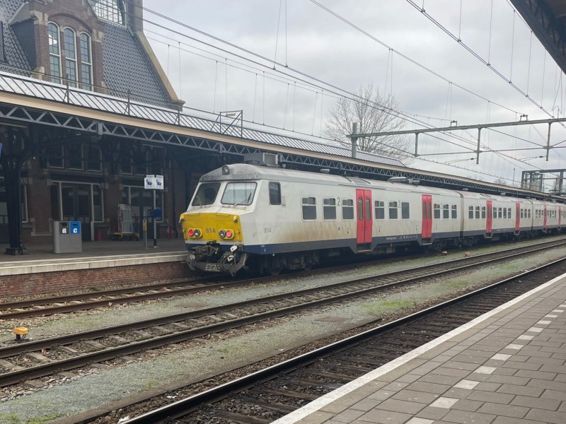 Een archiefbeeld van een Belgische MS75 stoptrein van de NMBS op station Roosendaal. (Foto: Wikipedia / Onbekend)