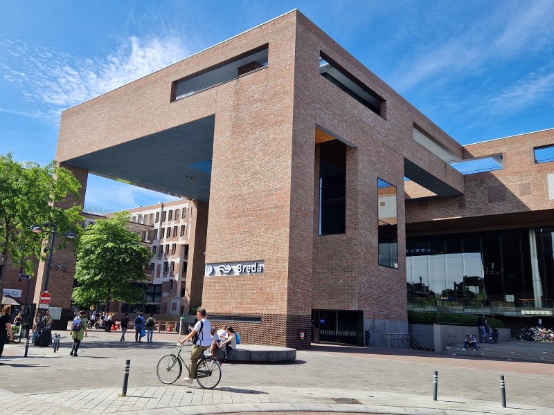 Van en naar Breda rijden er dinsdagmorgen minder treinen vanwege een wisselstoring. (Foto: Treinenweb)