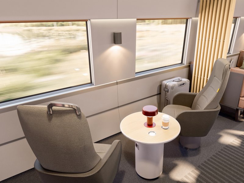 In de trein kan je comfortabel genieten in heerlijke fauteuils. (Foto: Stadler Rail)