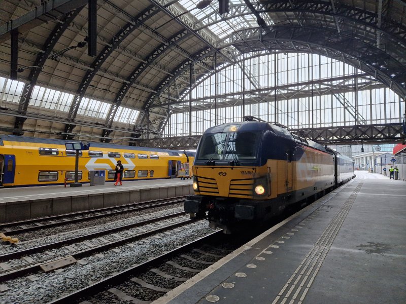 De aankomst van de nieuwe generatie NightJet op spoor 2 van Amsterdam Centraal. (Rechten: Treinenweb/Clayweb)