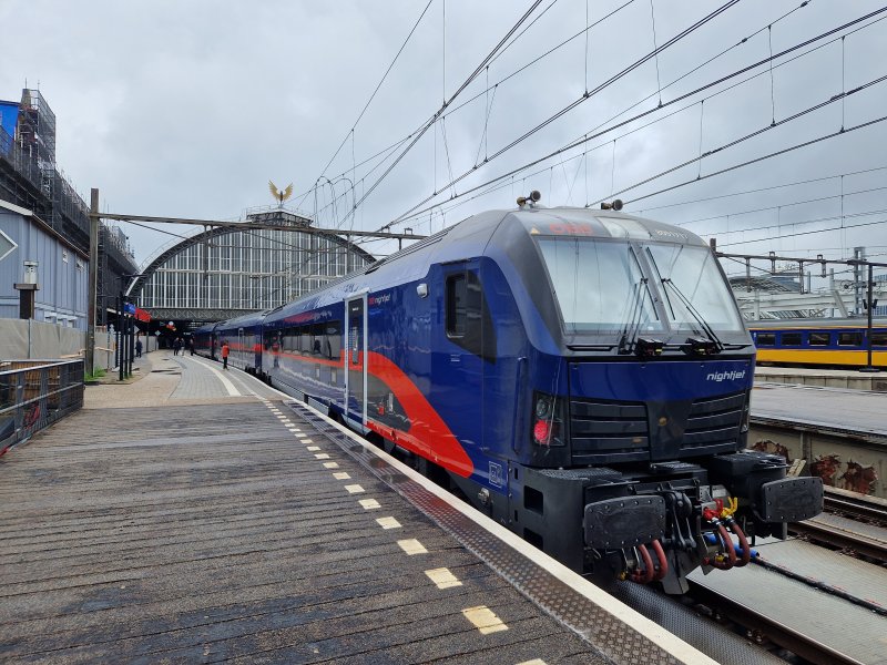 De NS neemt samen met de OBB de nieuwe Nightjet in gebruik. Deze stuurstand wordt in Nederland overigens niet gebruikt vanwege het ontbreken van de benodigde apparatuur, en wordt voortgetrokken door een Vectron locomotief. (Rechten: Treinenweb/Clayweb)
