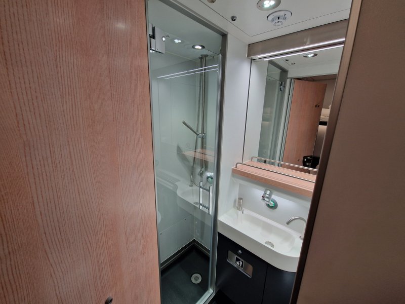 De slaapcoupe is voorzien van een kleine badkamer met douche. (Rechten: Treinenweb/Clayweb)