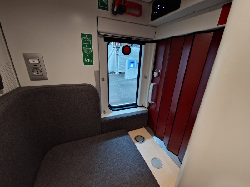 De mini-cabine heeft een handig deurtje om contact te kunnen zoeken met je medereiziger in de cabine naast je. Het deurtje is dubbel beveiligd zodat deze aan beide kanten open moet worden gedaan. (Rechten: Treinenweb/Clayweb)