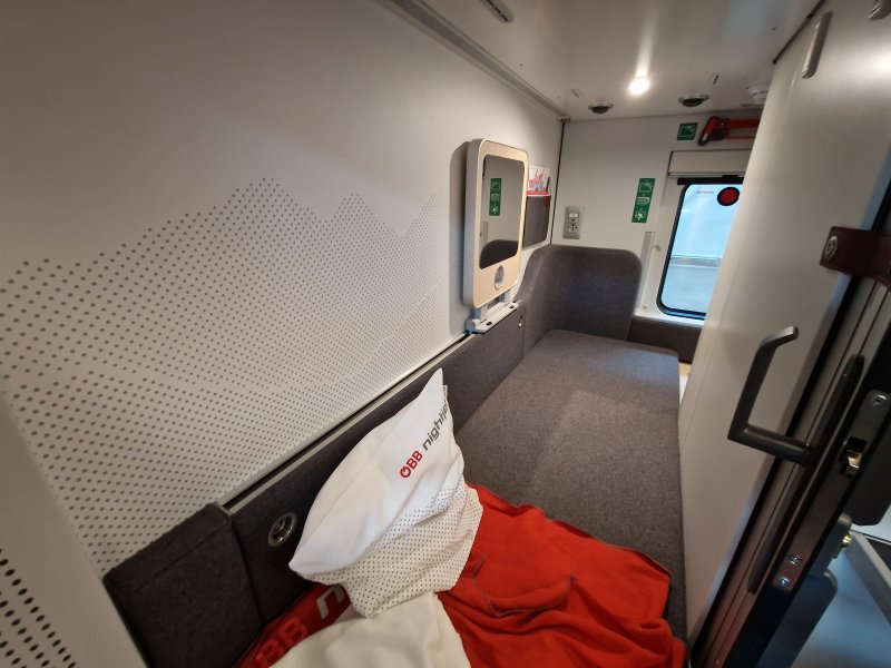 De mini-cabine is niet hoog, maar je kan er wel prima in liggen. (Rechten: Treinenweb/Clayweb)