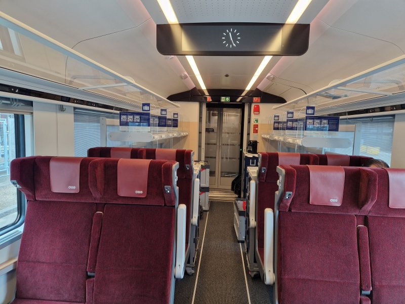 Het zitrijtuig waar reiziger kunnen zitten, hier is ook een bistro aanwezig voor diverse versnaperingen. (Rechten: Treinenweb/Clayweb)