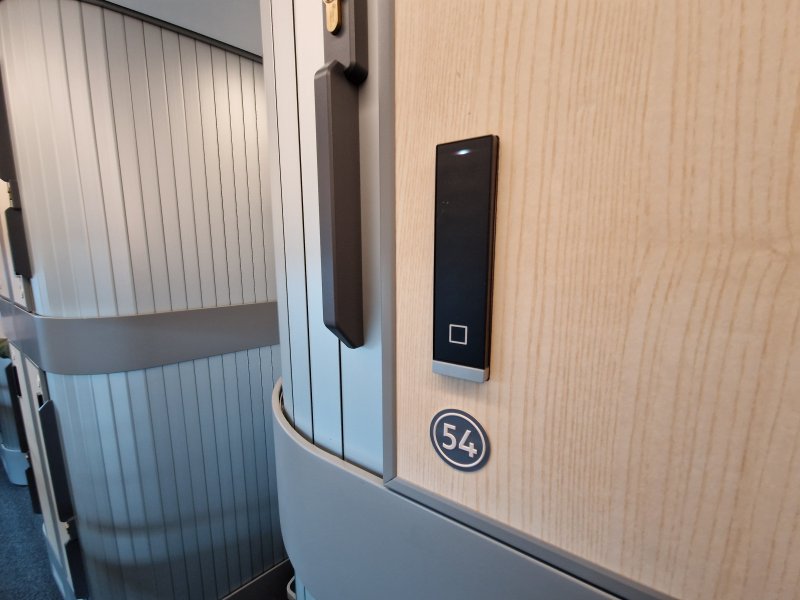 De minicabines zijn af te sluiten met een eigen NFC-kaart. Dit kan ook een bankpas of OV-chipkaart zijn. (Rechten: Treinenweb/Clayweb)