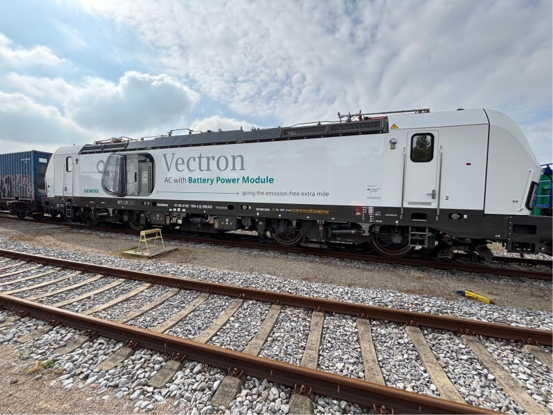 De nieuwe 'last-mile' locomotief waarmee kleine trajecten op een batterij gereden kan worden. (Foto: Siemens Mobility)