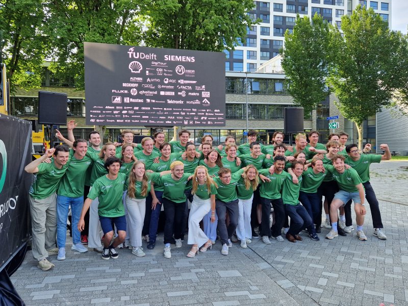 De trotse groep studenten van de TU Delft dat zich bezig houdt met de ontwikkeling van de hyperloop. (Foto: Treinenweb/Clayweb)