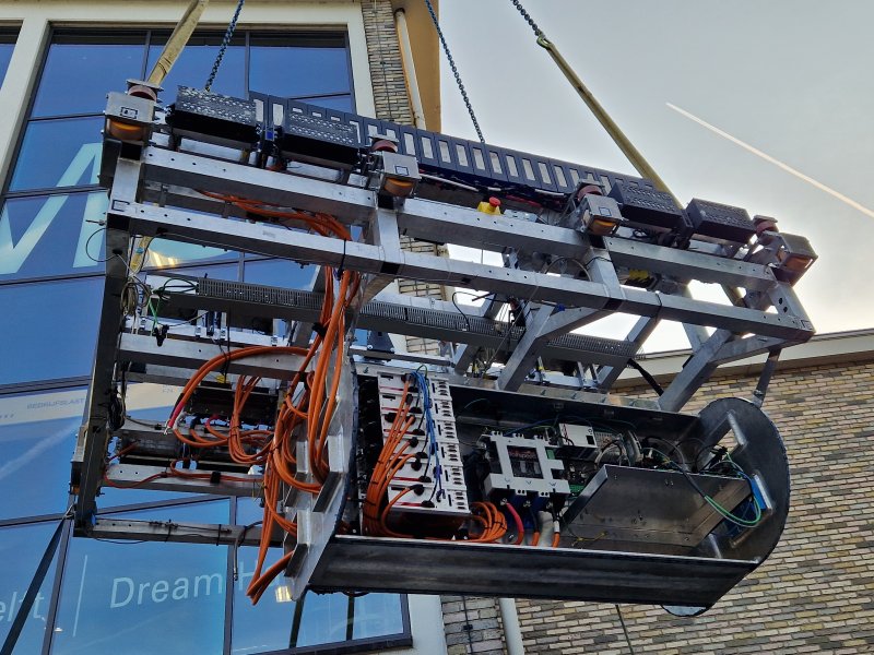 De presentatie van Theia, de zwevende hyperloop-pod. Deze werd vanwege de presentatie aan kabels gehangen om door het publiek bekeken te kunnen worden. (Foto: Treinenweb/Clayweb)