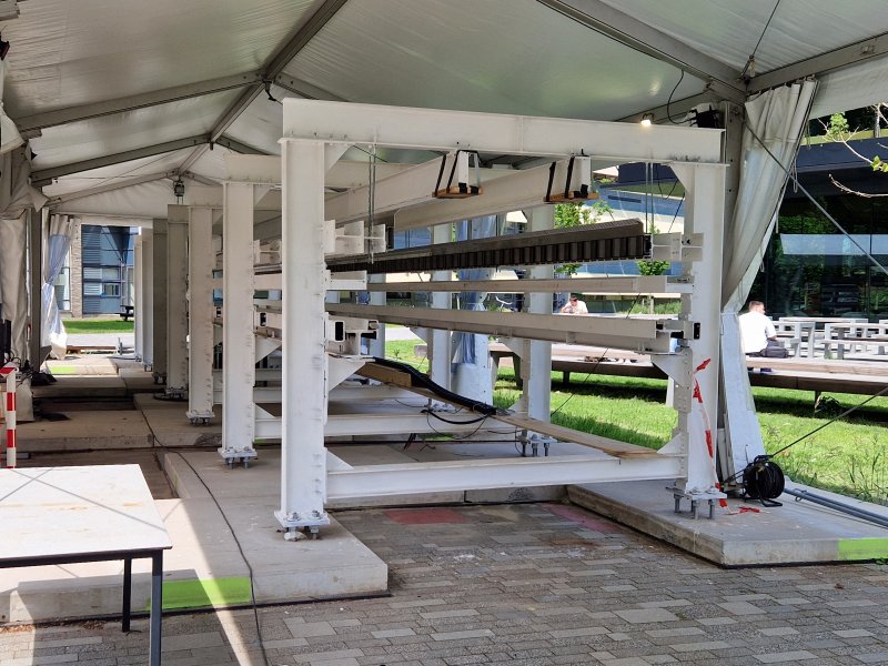 De 15 meter lange testbaan die Delft Hyperloop buiten hun werkplaats heeft staan. (Foto: Treinenweb/Clayweb)
