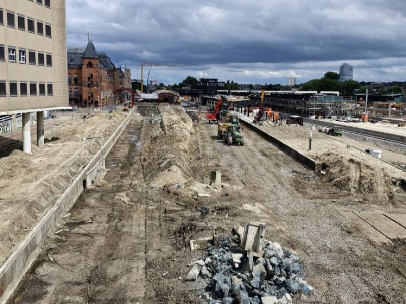 Aan de westzijde van station Groningen wordt sinds deze week ook ijverig gewerkt. (Foto: Frank Roewen)