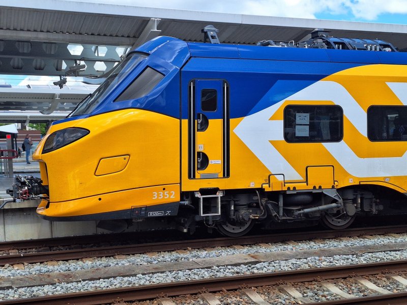 De trein heeft net als de Belgische variant de bekende 'flow' uitstraling. Het enige verschil is de afwijkende nummerreeks van de 3352. (Foto: Mark Broekhans)