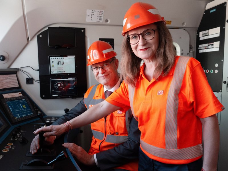Twee werknemers van DB Cargo die zich bezig zullen houden met de testritten. (Foto: Deutsche Bahn AG / Oliver Lang)