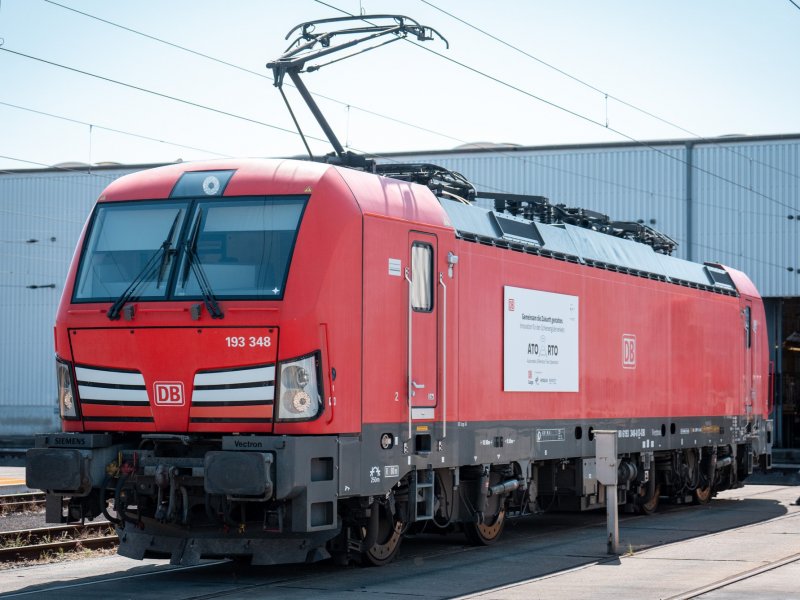 De Siemens Vectron locomotief die voorzien is van extra apparatuur. (Foto: Deutsche Bahn AG / Oliver Lang)