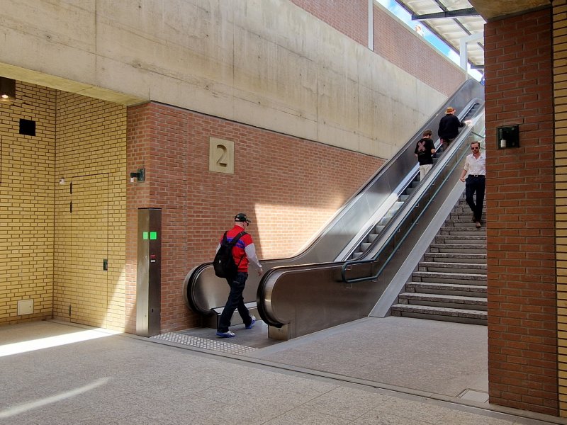 De perrons zijn voorzien van roltrappen en liften. (Foto: Clayweb / Treinenweb)
