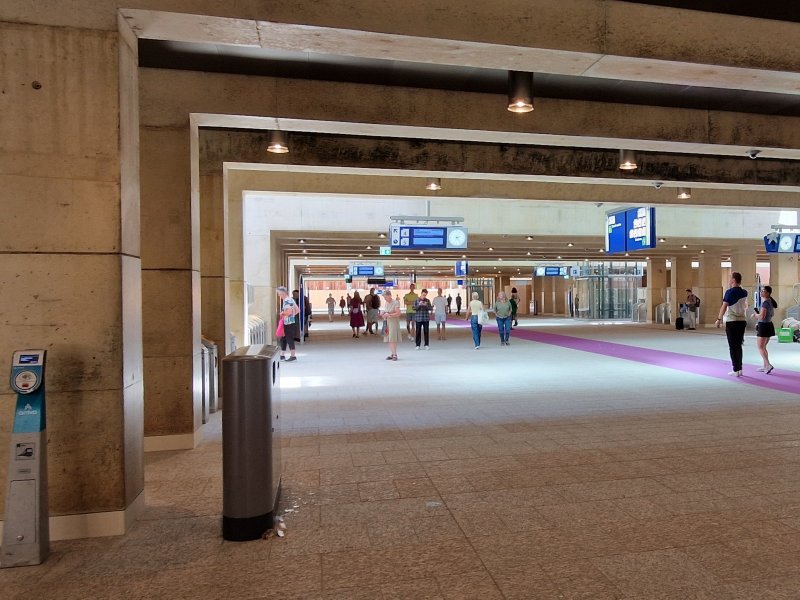 Bij Arriva zijn er (nog) paaltjes in plaats van poortjes. (Foto: Clayweb / Treinenweb)