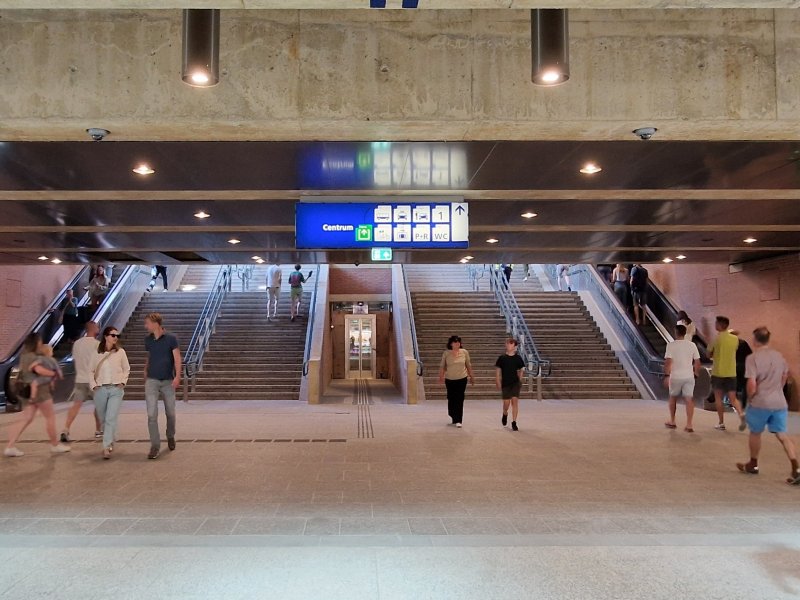 De nieuwe passage is zeer ruim, en verbindt alle perrons met elkaar. In de toekomst ook de busperrons. (Foto: Clayweb / Treinenweb)