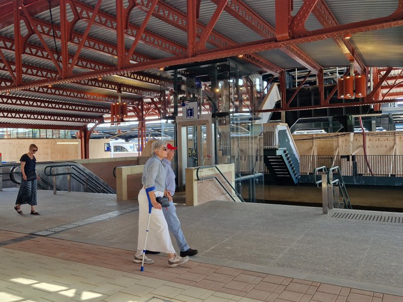 De nieuwe reizigerspassage is direct te vinden als je het nostalgische stationsgebouw als entree doorwandelt. (Foto: Clayweb / Treinenweb)