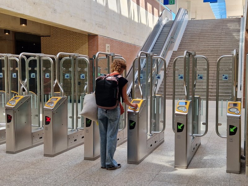 Er zijn voor het eerst op dit station nu ook poortjes geplaatst voor de perrons van NS. (Foto: Clayweb / Treinenweb)