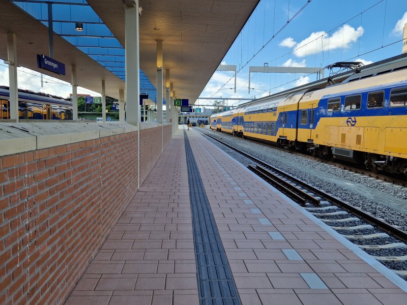 De perrons hebben een nieuwe uitstraling met veel stenen. (Foto: Clayweb / Treinenweb)